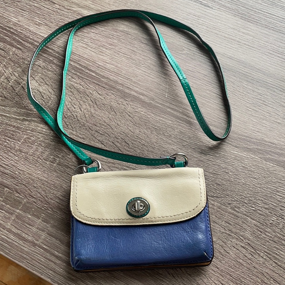 Women’s Two-Tone Crossbody Bag - Blue & Cream with Green Strap